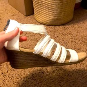 White Kim Rogers 2ch heels!! Size 4 in girls!!! 👡